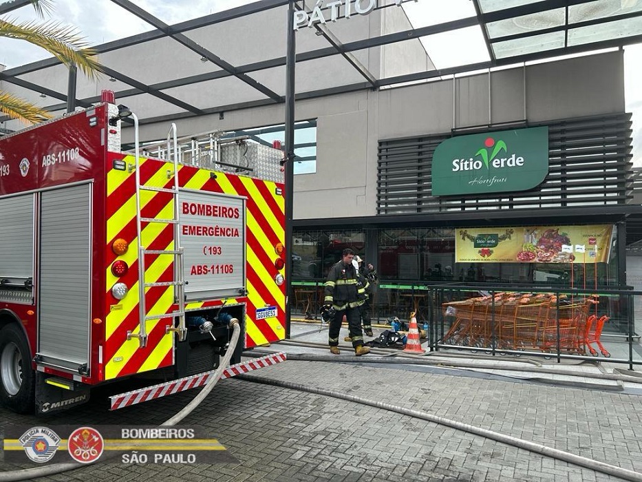 bombeiros no patio villa branca em jacarei. VÍDEO: Incêndio atinge cozinha de mercado em Jacareí e causa danos na estrutura