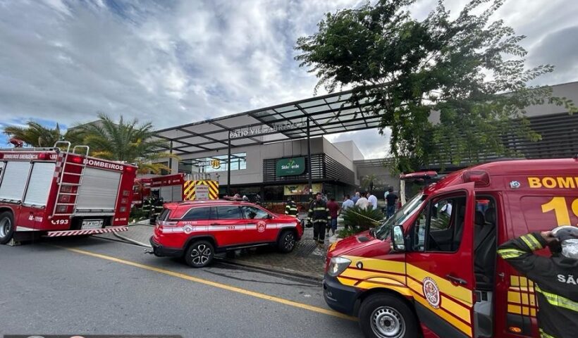 bombeiros no patio villa branca em jacarei. VÍDEO: Incêndio atinge cozinha de mercado em Jacareí e causa danos na estrutura