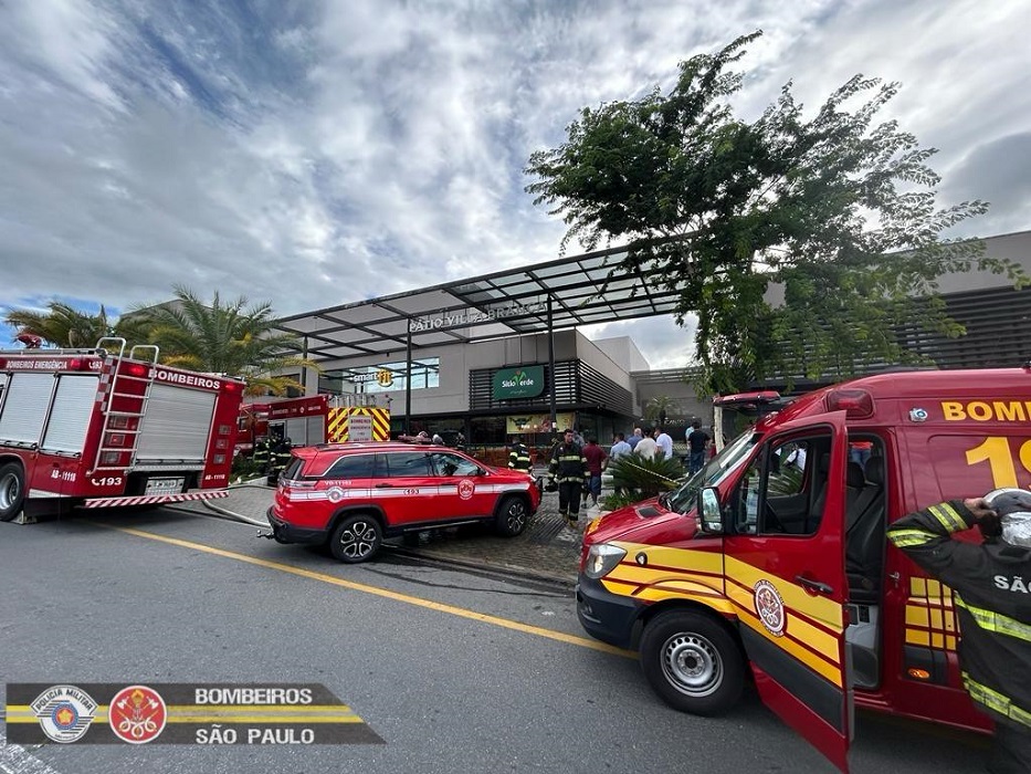 bombeiros no patio villa branca em jacarei. VÍDEO: Incêndio atinge cozinha de mercado em Jacareí e causa danos na estrutura