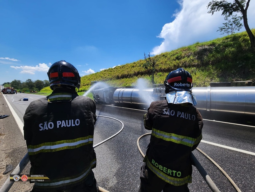 bombeiros resfriam tanque de combustível tombado na via Dutra. Dutra tem trânsito liberado após retirada de carreta com gasolina que tombou em Pinda, SP