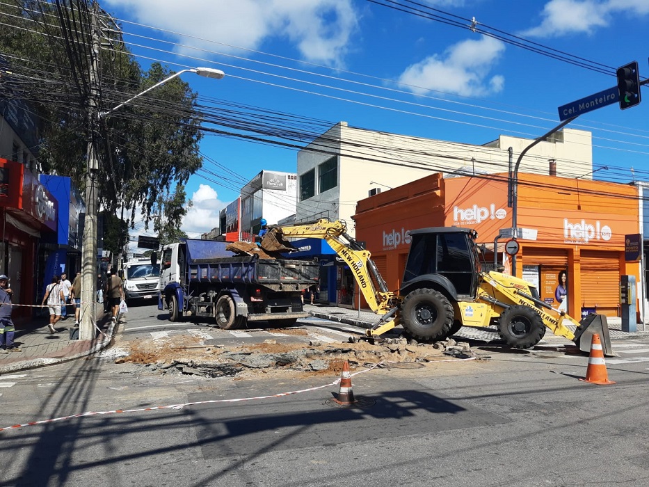 buraco em rua do centro de sjc. Chuva forte provoca afundamento de rua e obras emergenciais em São José dos Campos