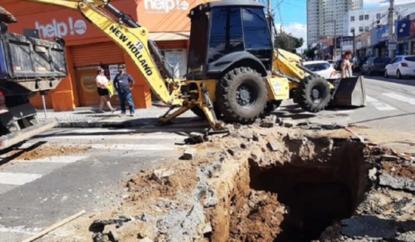 buraco em rua do centro de sjc. Chuva forte provoca afundamento de rua e obras emergenciais em São José dos Campos