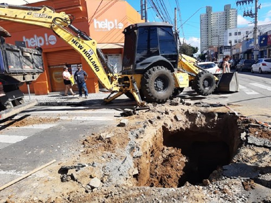 buraco em rua do centro de sjc. Chuva forte provoca afundamento de rua e obras emergenciais em São José dos Campos