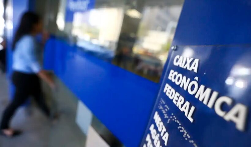 Placa da caixa econômica federal em frenta à agência bancária. Saque-aniversário do FGTS em 2024 já está disponível