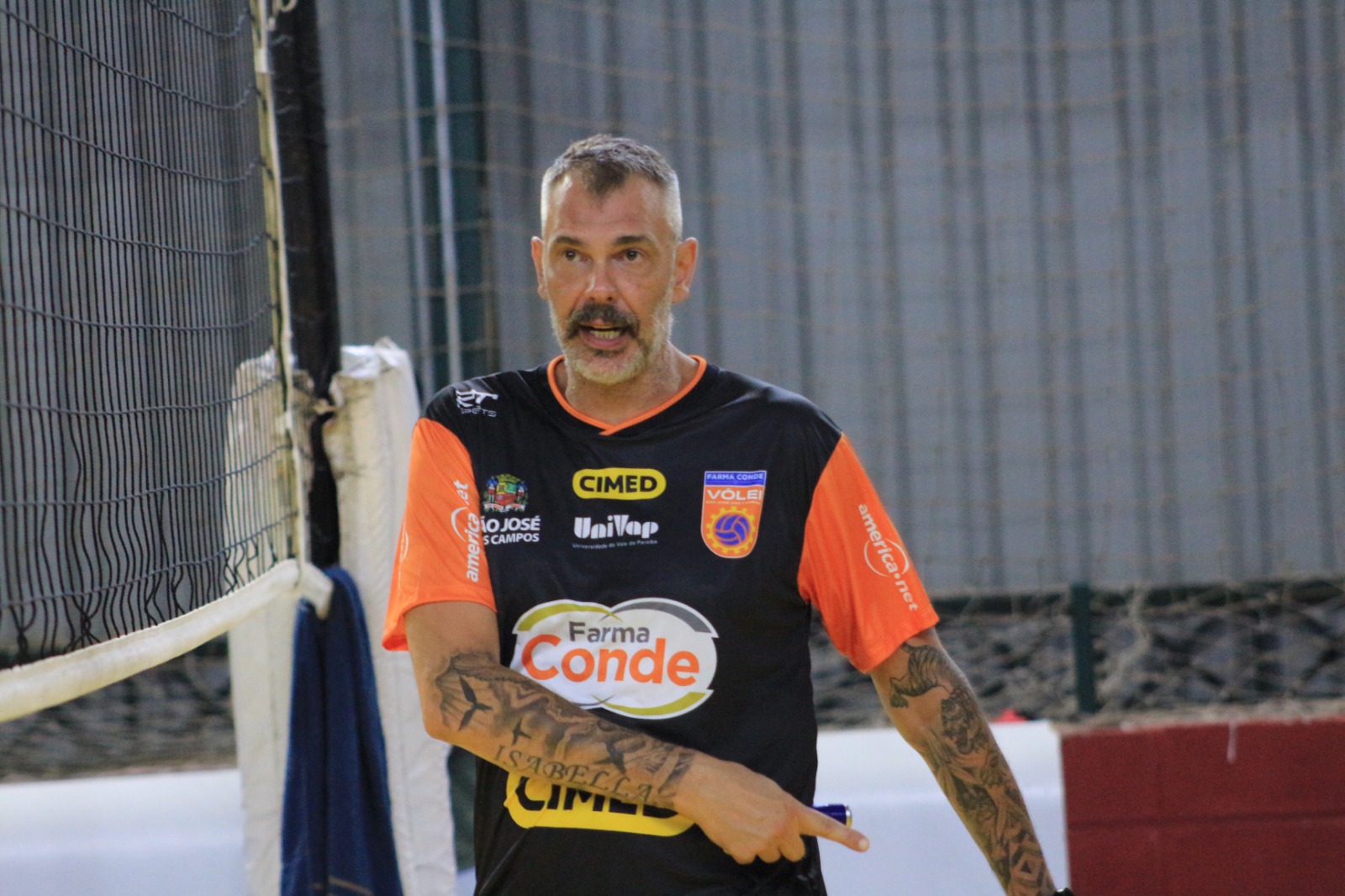 Carlos Schwanke durante treinamento do Vôlei São José