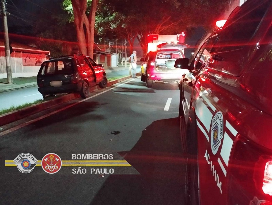 Mulher fica ferida após bater carro em árvore na Av George Eastman, em Sã José