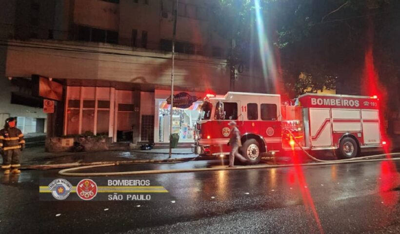 carro de bombeiros em sjc. Incêndio atinge loja na rua Maestro Edigio Pinto, em São José e mobiliza Bombeiros