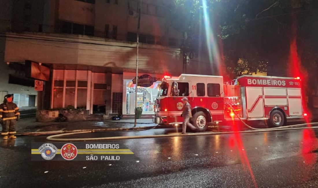 carro de bombeiros em sjc. Incêndio atinge loja na rua Maestro Edigio Pinto, em São José e mobiliza Bombeiros