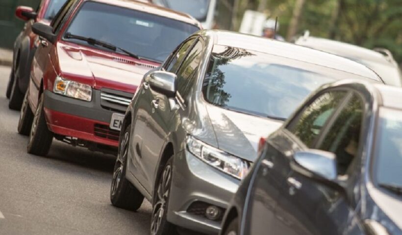 Fila de carros em trânsito: IPVA 2024: desconto de 3% para veículos com placa final 1 termina hoje (11)
