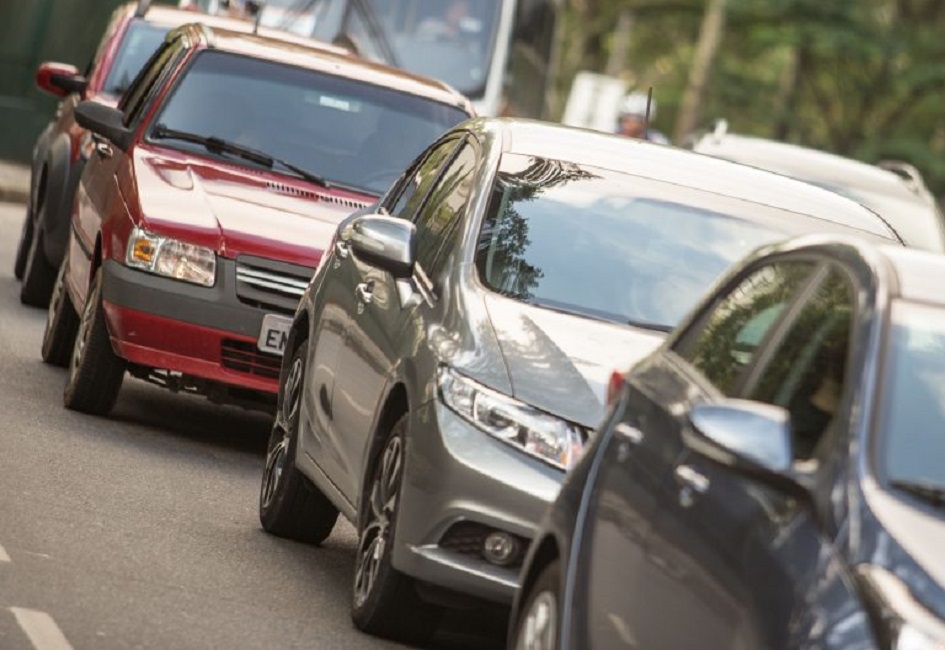Fila de carros em trânsito: IPVA 2024: desconto de 3% para veículos com placa final 1 termina hoje (11)