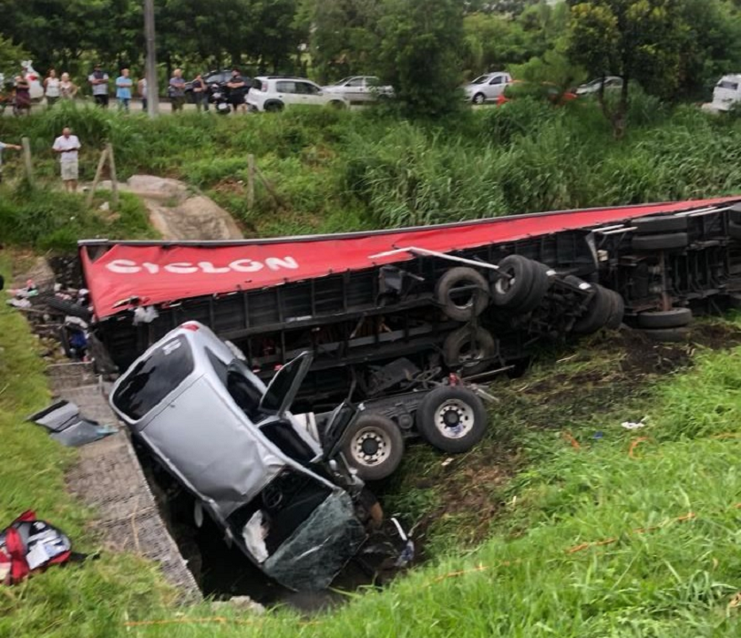 Acidente aconteceu no km 141 da Dutra, em São José dos Campos, sentido Rio de Janeiro