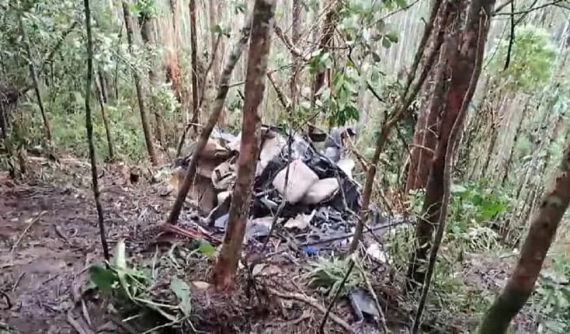 Destroços do helicóptero ainda em mata fechada. Corpos devem ser sepultados hoje