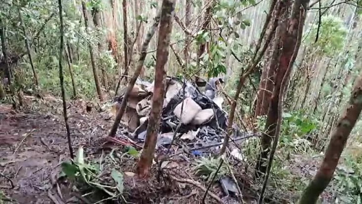 Destroços do helicóptero ainda em mata fechada