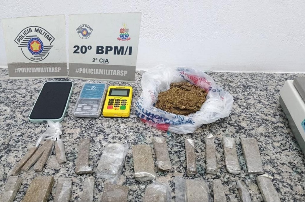 Máquina de cartão de crédito, balança de pesagem e drogas apreendidas em Caragua