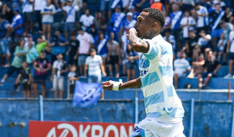 David Ribeiro comemora primeira vitória do Burro da Central na Série A-2 diante da torcida no Joaquinzão