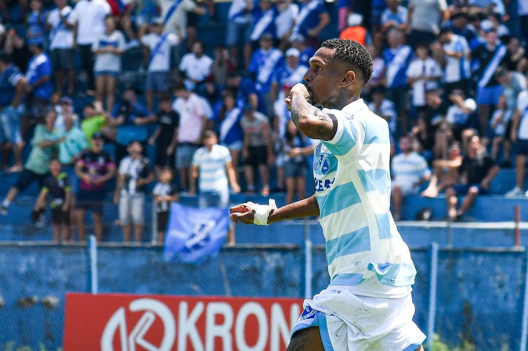 David Ribeiro comemora primeira vitória do EC Taubaté na Série A-2 diante da torcida no Joaquinzão