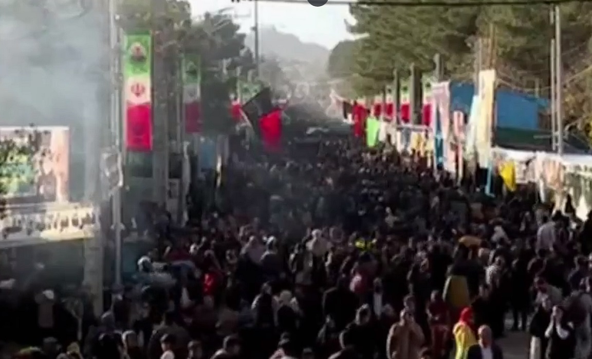 aglomeração de pessoas no Irã após atentado do Estado Islâmico. Ataque do Estado Islâmico mata 84 no Irã em dia de homenagem a Suleimani