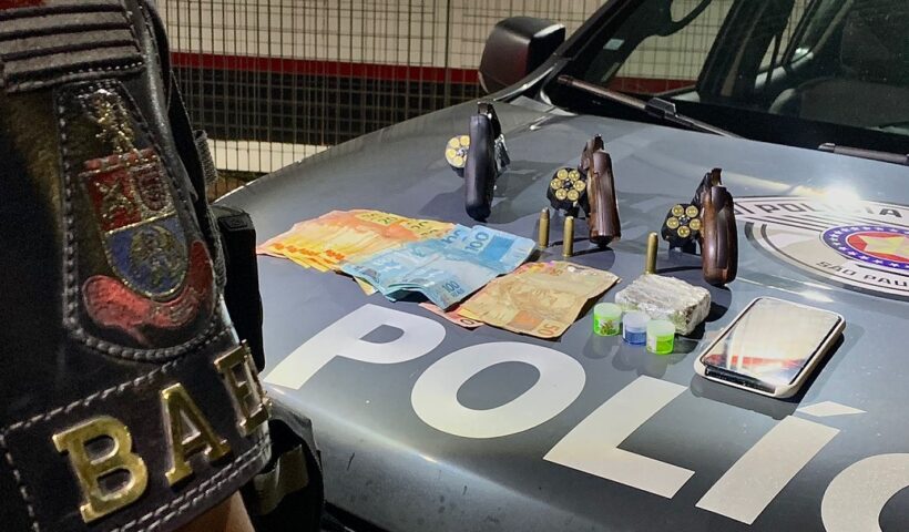 drogas e armas apreendidas com traficante em pinda. Suspeito é preso com três revólveres, drogas e dinheiro em Pindamonhangaba, SP