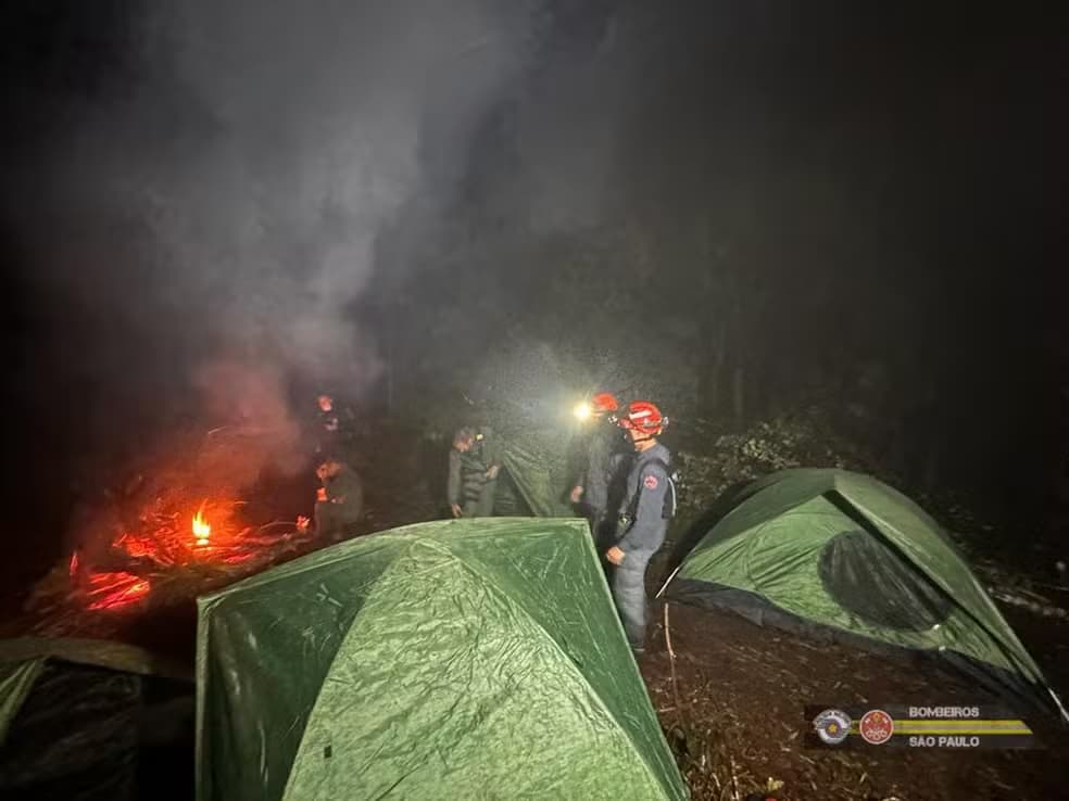 Equipes montam acampamento para operação de busca de corpos de vítimas de helicóptero
