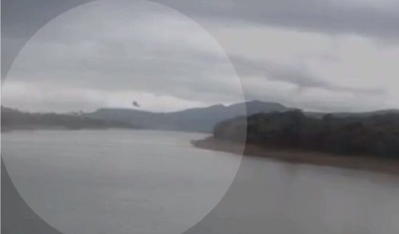 Imagem de câmera mostra queda de helicóptero em lago, em Capitólio (MG). Helicóptero com 4 pessoas