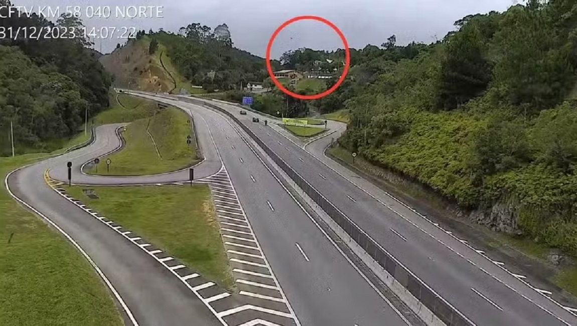 imagem tamoios helicoptero desaparecido. URGENTE: Polícia Militar localiza helicóptero desaparecido em Paraibuna.