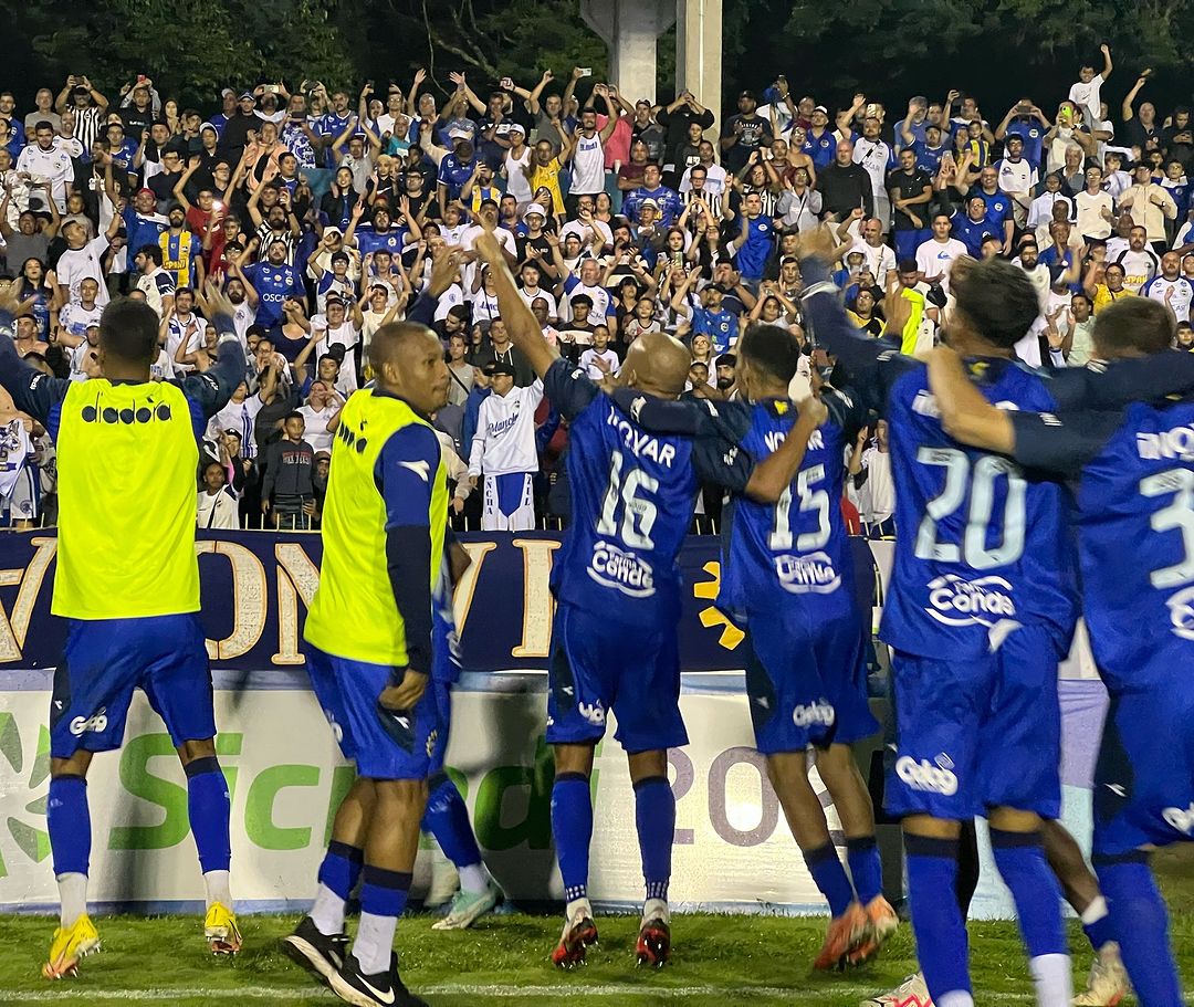Jogadores do São José EC comemoram vitória sobre o Rio Claro no Martins Pereira