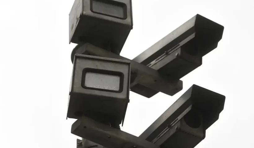 Um novo radar de fiscalização de velocidade começou a operar na Rodovia Rio-Santos (SP-055)