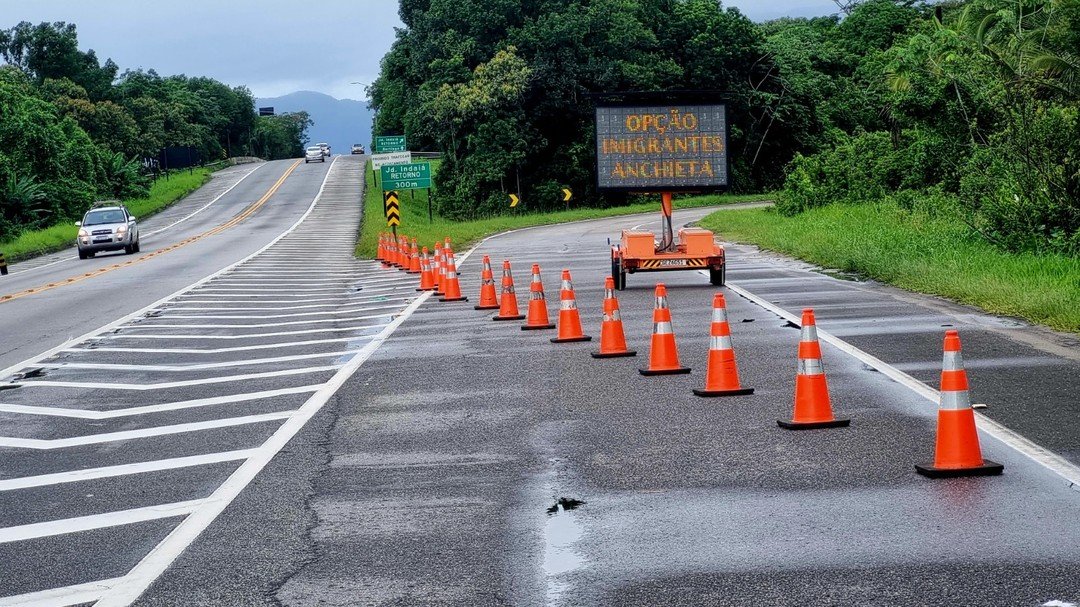 Governo de SP libera às 18h o tráfego em toda a rodovia Mogi-Bertioga. Fonte: DER-SP