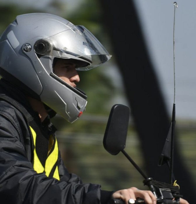 moto com antena anti pipa. Motociclistas e ciclistas receberão dicas e itens de segurança em ação da Prefeitura de São José e concessionária