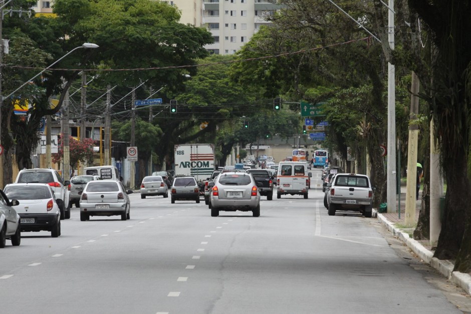 Acidente aconteceu na Avenida Olivo Gomes, no bairro de Santana, zona norte de São José dos Campos