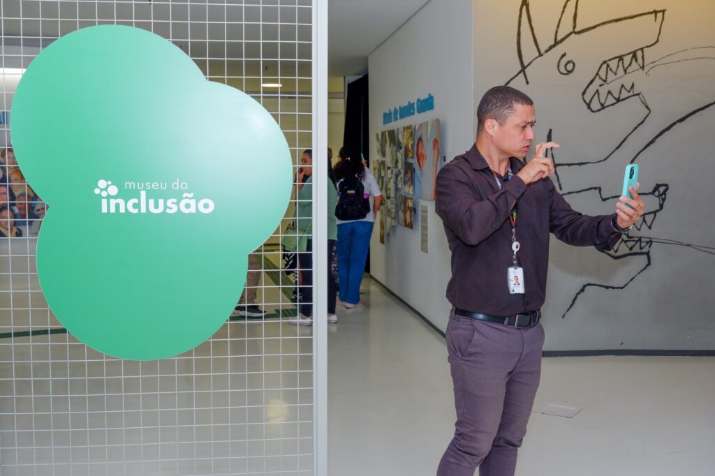 Acesso igualitário: surdos são atendidos em libras. Foto: Reprodução/ Governo do Estado de SP
