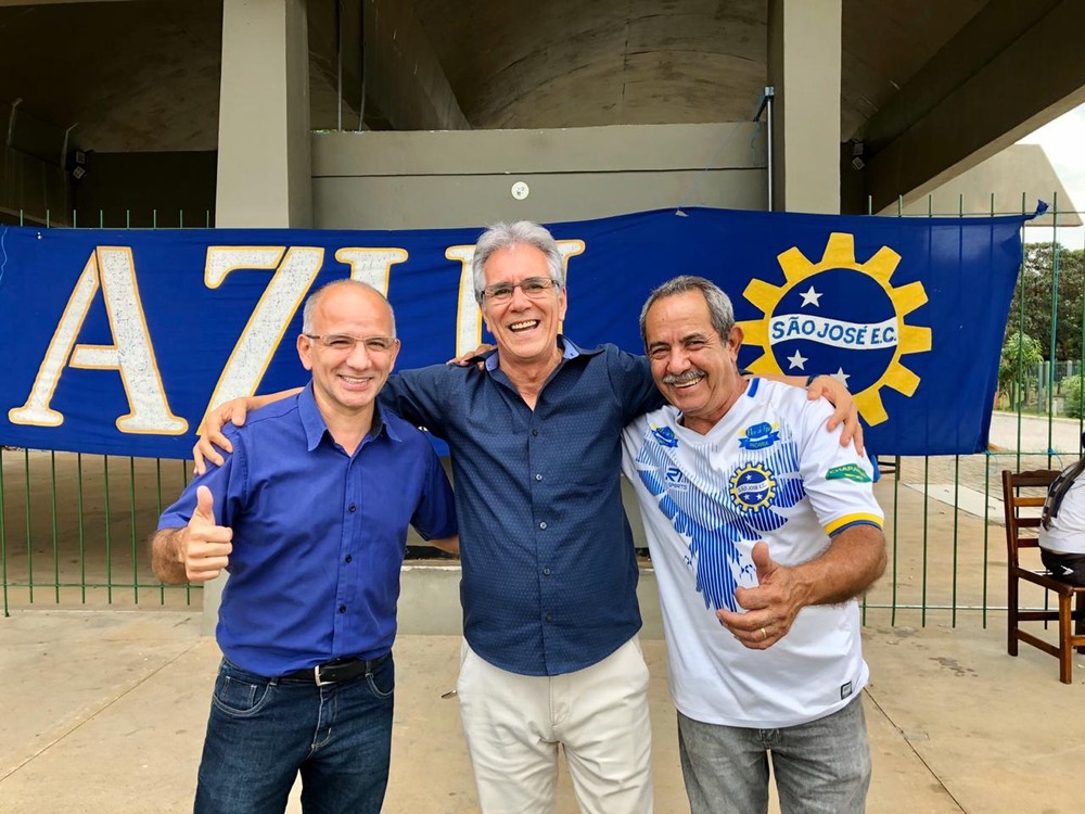 Atual presidente do São José EC Celso Monteiro (centro) ao lado de Robertinho da Padaria e Francisco Duarte, vice-presidente. Foto: Divulgação / SJEC