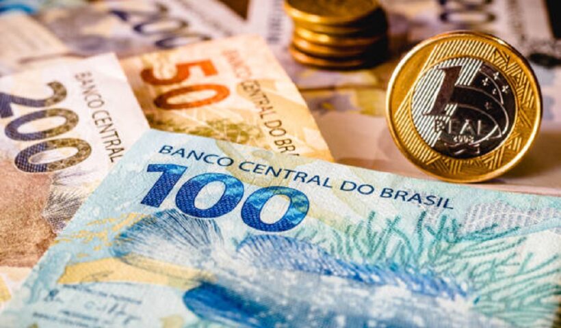 CÉDULAS DE DINHEIRO E MOEDAS. Caixa começa a pagar o abono do PIS/Pasep para nascidos em janeiro