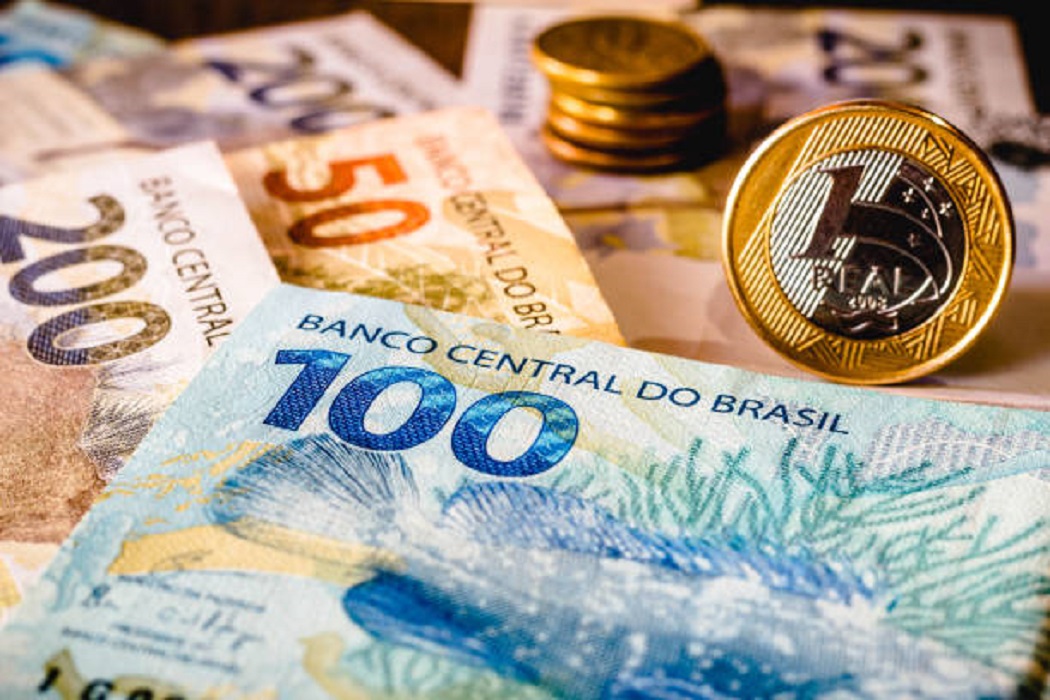 CÉDULAS DE DINHEIRO E MOEDAS. Caixa começa a pagar o abono do PIS/Pasep para nascidos em janeiro