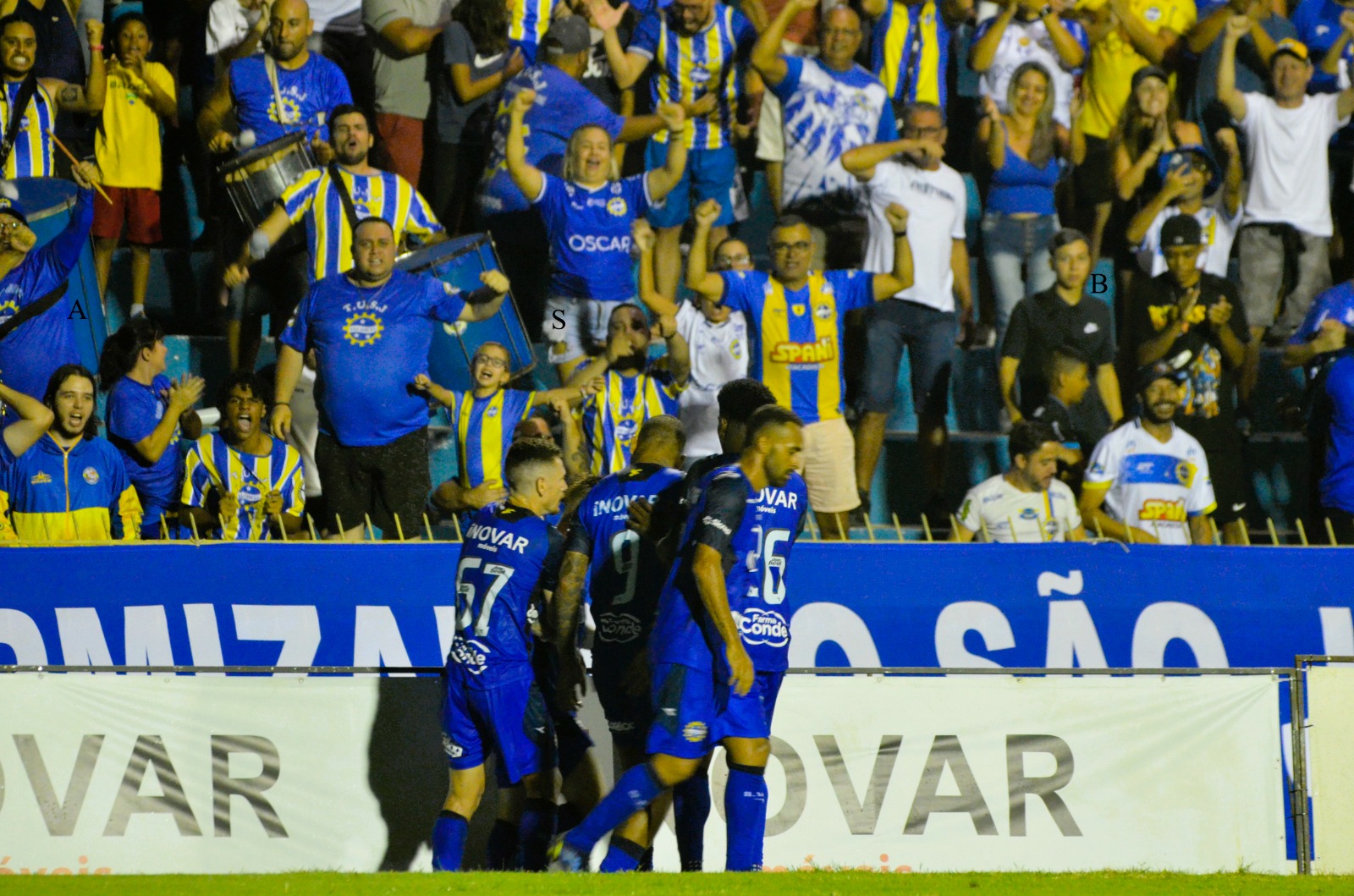 Jogadores do São José EC comemoram vitória na estreia da Série A-2