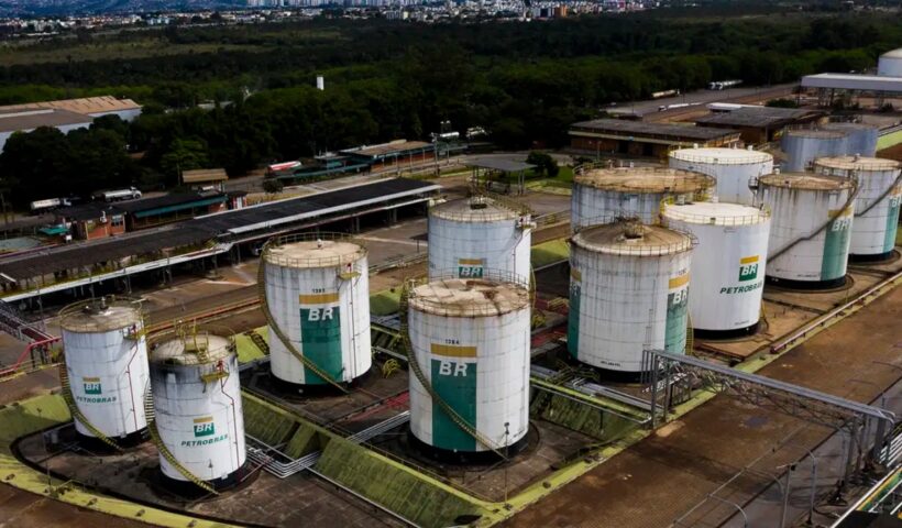 Vista aérea de tanques da petrobras. Reoneração integral do diesel retorna nesta segunda-feira