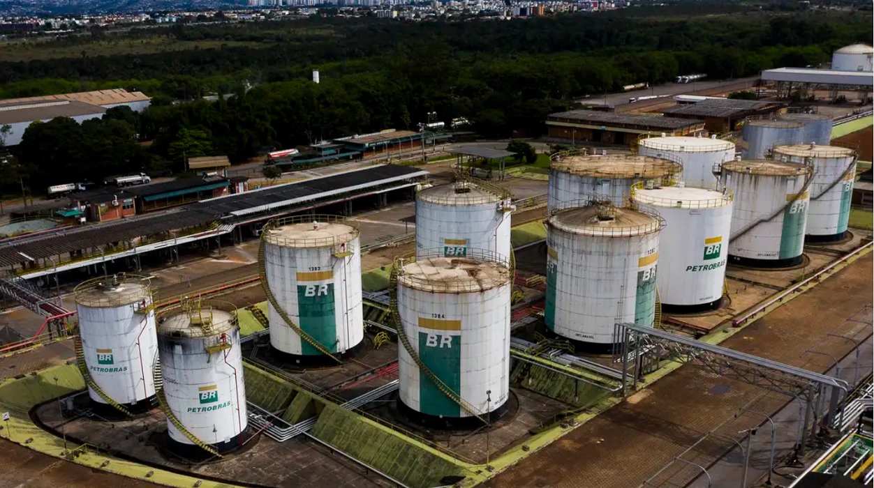 Vista aérea de tanques da petrobras. Reoneração integral do diesel retorna nesta segunda-feira