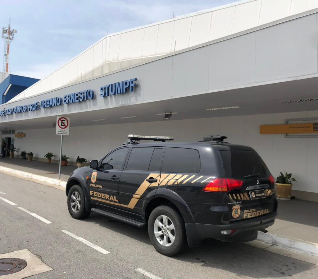 Homem é preso durante emissão de passaporte em São José. Fonte: Polícia Federal