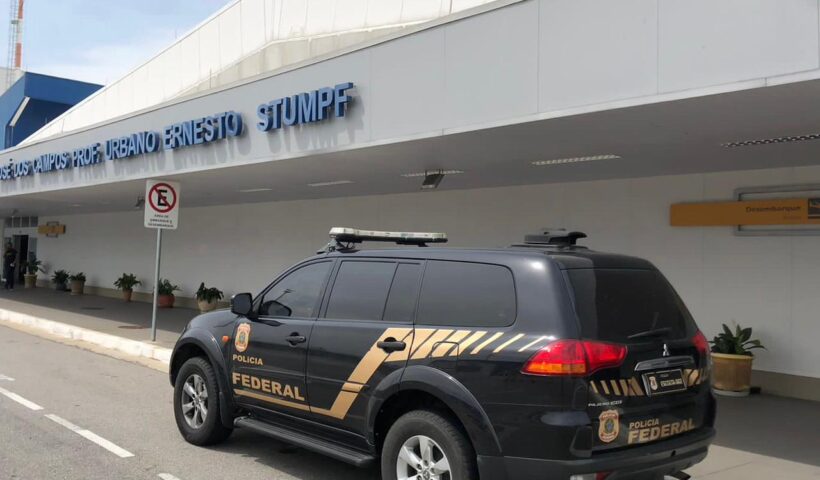 Homem é preso durante emissão de passaporte em São José. Fonte: Polícia Federal