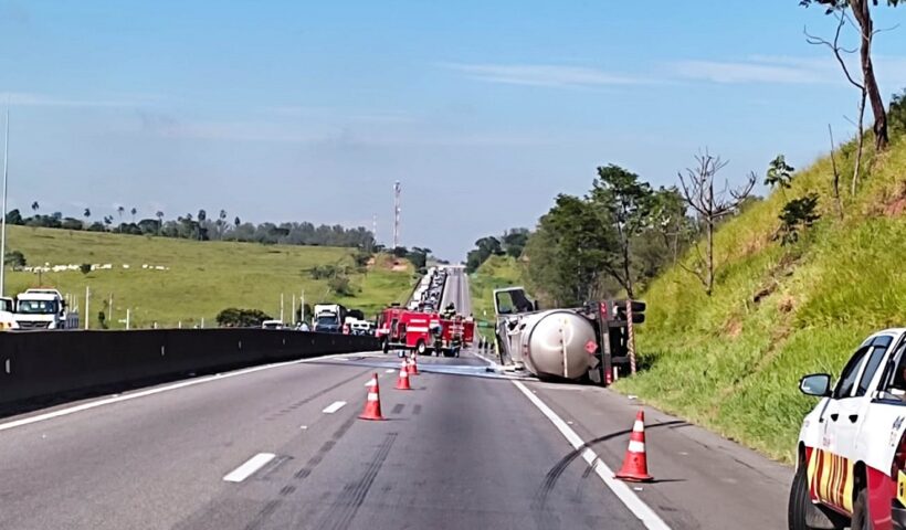 Acidente com carreta de gasolina interdita a Via Dutra em Pindamonhangaba, SP. bombeiros resfriam tanque de combustível tombado na via Dutra. Dutra tem trânsito liberado após retirada de carreta com gasolina que tombou em Pinda, SP