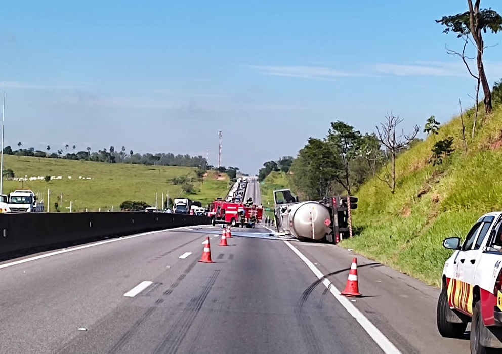 Acidente com carreta de gasolina interdita a Via Dutra em Pindamonhangaba, SP. bombeiros resfriam tanque de combustível tombado na via Dutra. Dutra tem trânsito liberado após retirada de carreta com gasolina que tombou em Pinda, SP