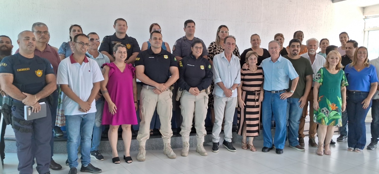 policiais e prefeito de aparecida preparam festa de sao benedito. 