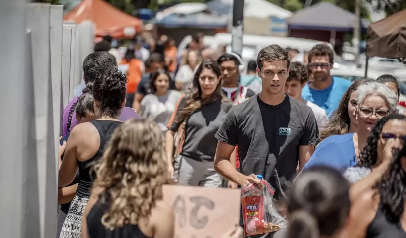 Programa Pé-de-meia dará R$ 2 mil por ano a alunos