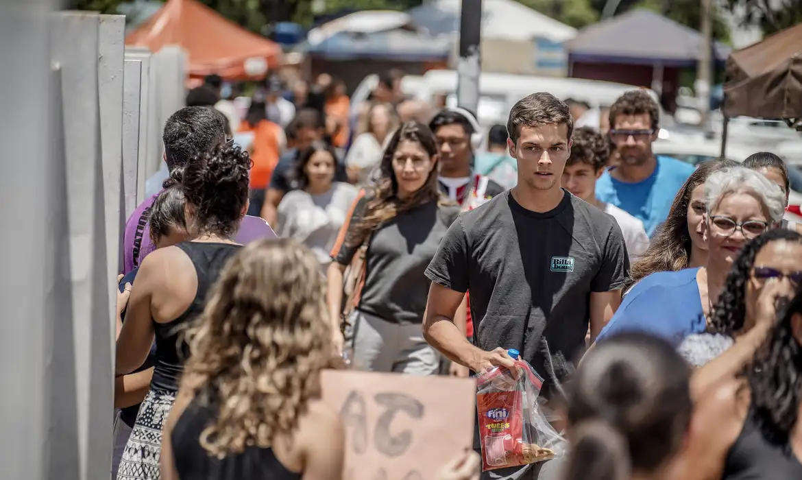 Programa Pé-de-meia dará R$ 2 mil por ano a alunos