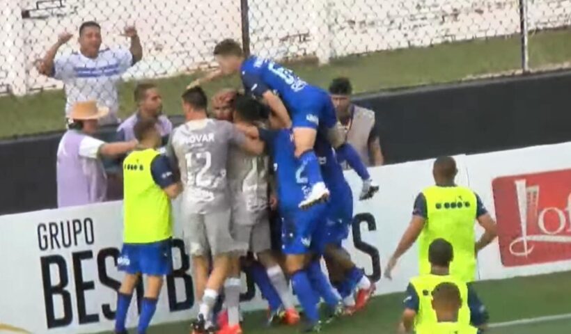 Jogadores da Águia do Vale comemoram gol da vitória sobre o Primavera, em Indaiatuba, pela 3ª rodada da Série A-2