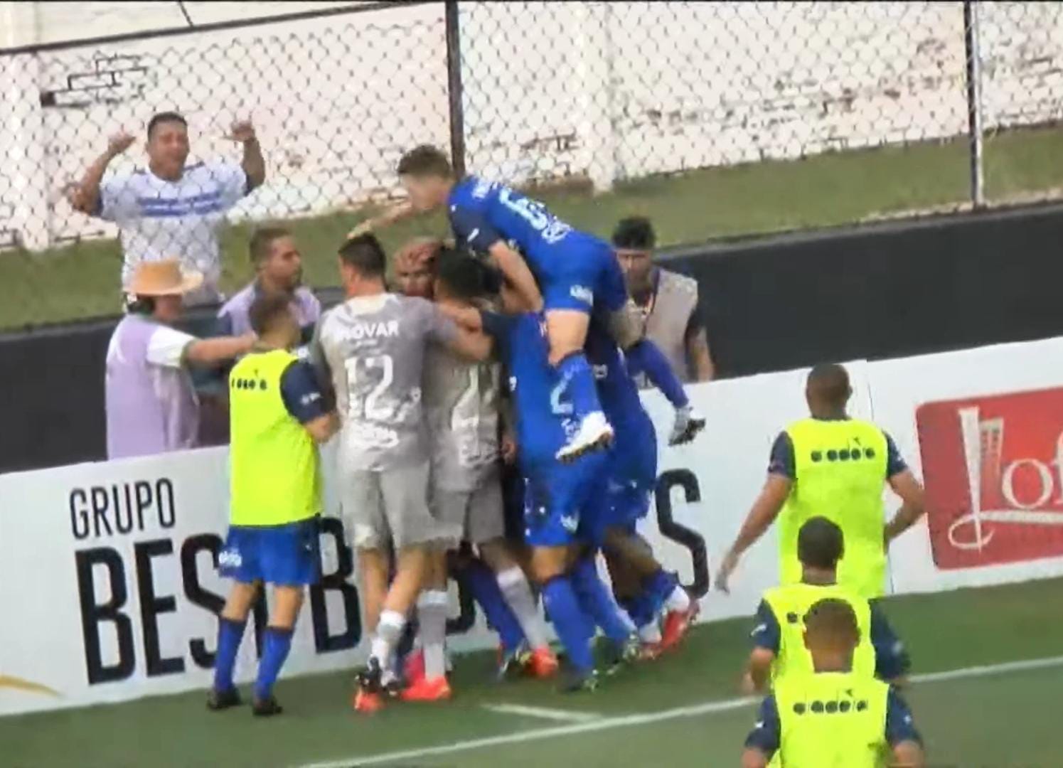 Jogadores do São José EC comemoram vitória sobre o Primavera, em Indaiatuba, pela 3ª rodada da Série A-2