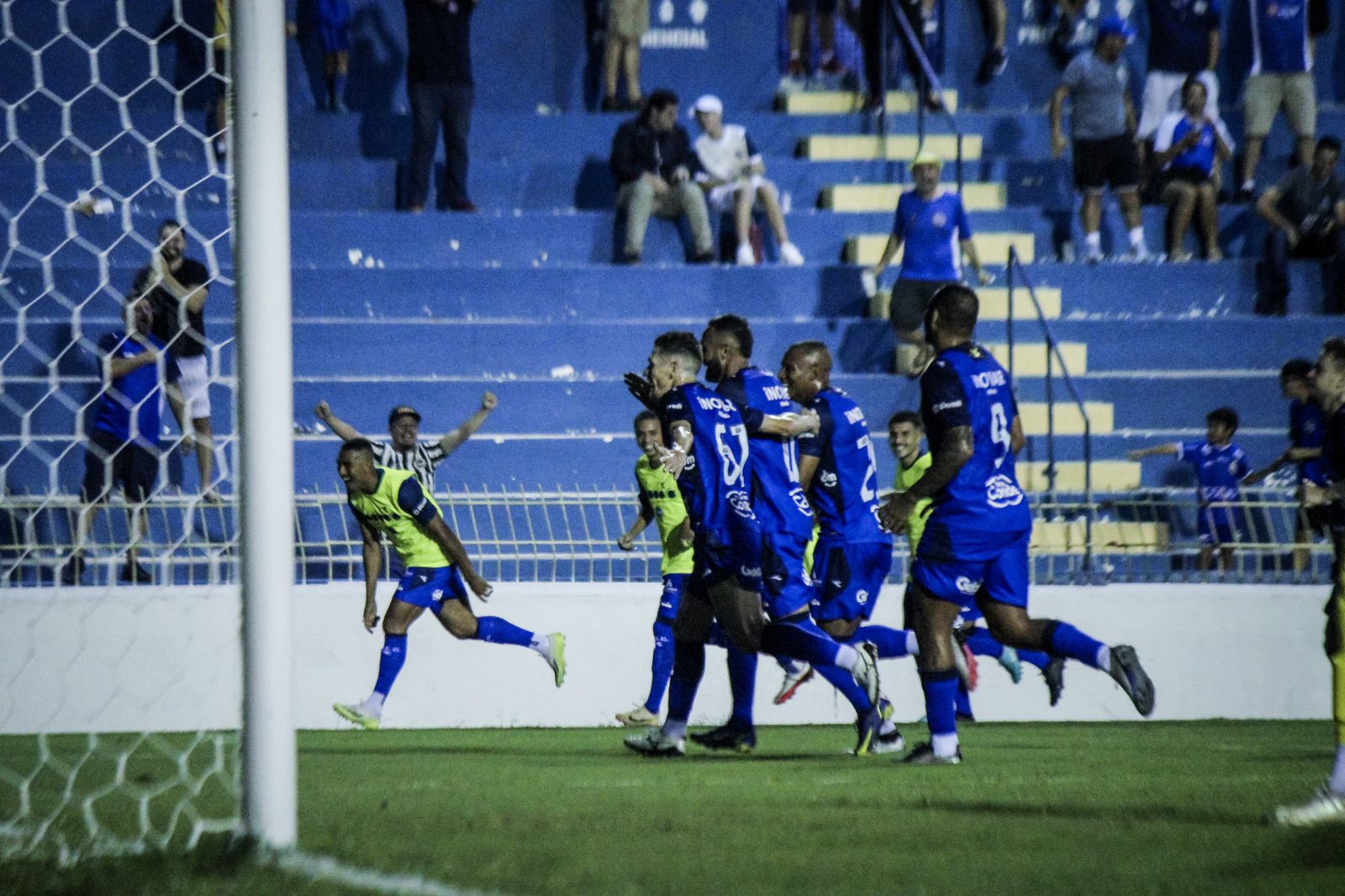 Jogadores do São José EC comemoram vitória sobre o Capivariano no Martins Pereira
