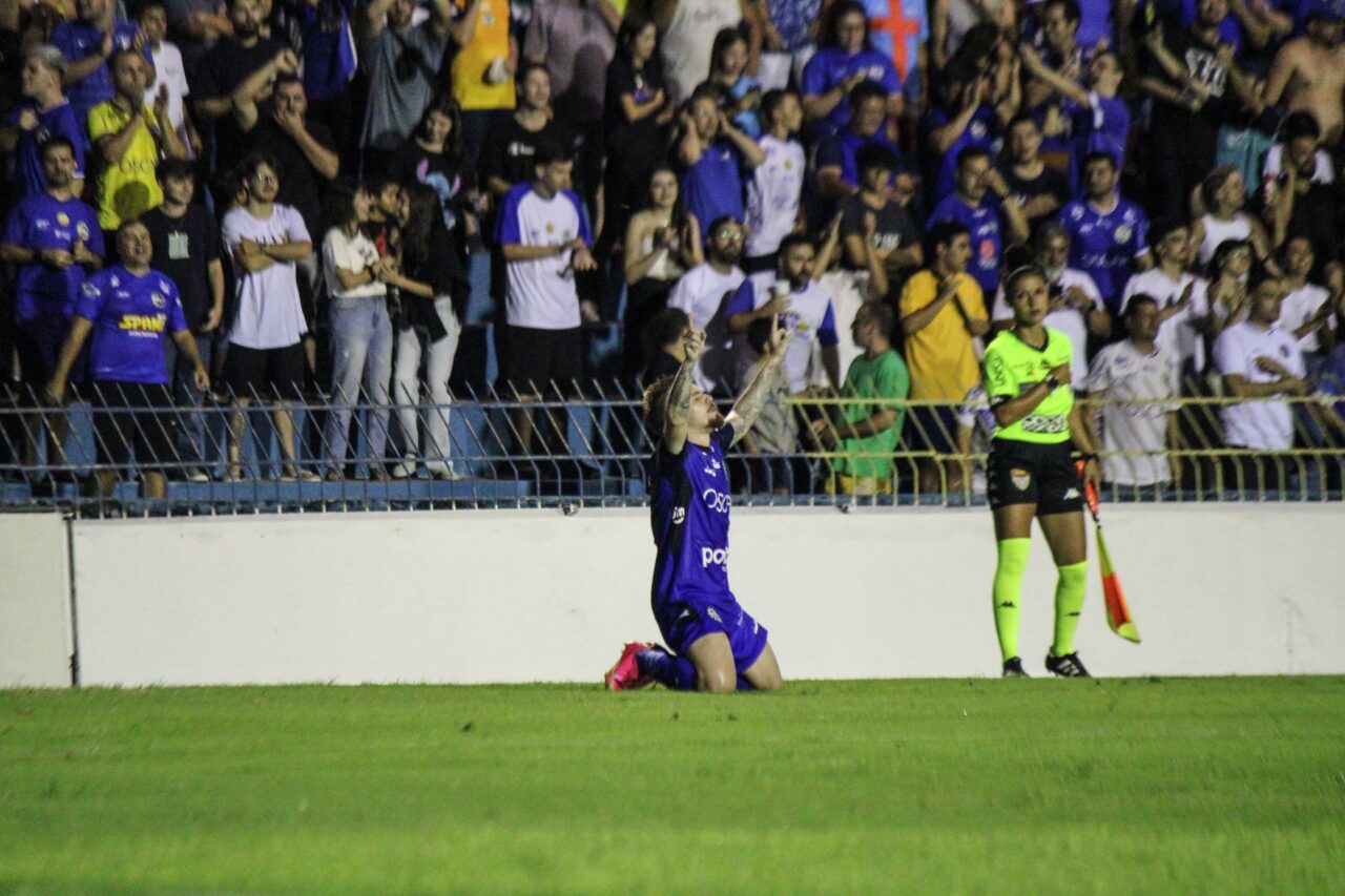 Nicholas comemora gol do São José EC diante da torcida no Martins Pereira