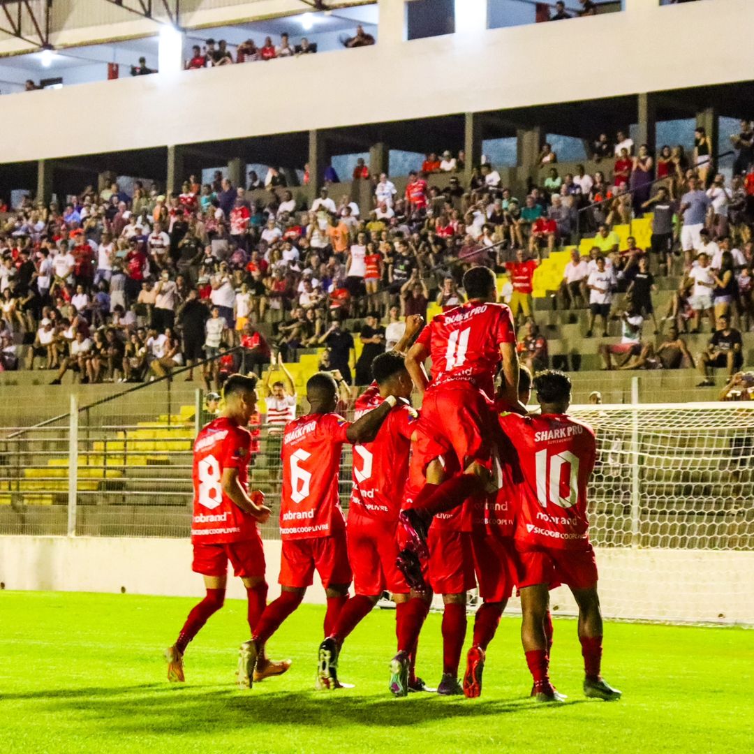 Jogadores do Capivariano comemoram vitória sobre o Comercial na estreia da Série A-2