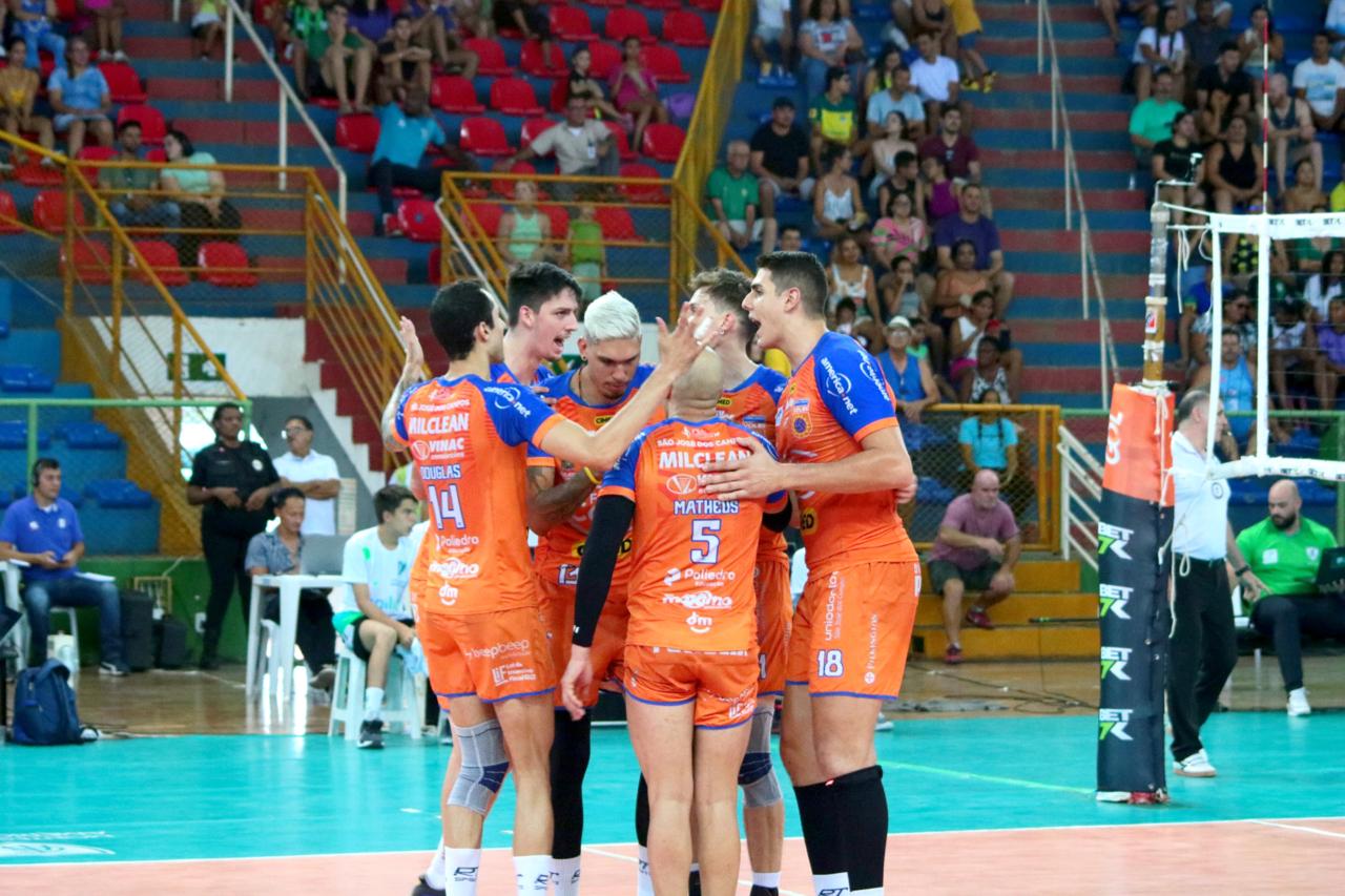 Jogadores do Vôlei São José comemoram vitória em Montes Claros
